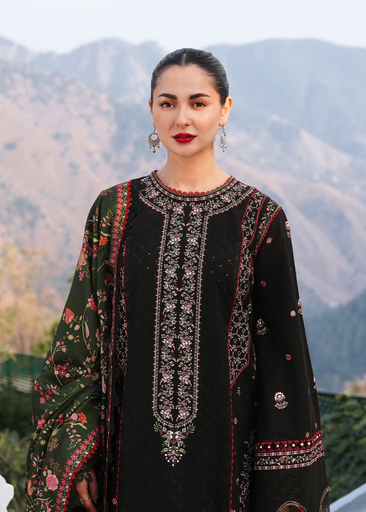 Hussain Rehar black sale 3pc luxury lawn